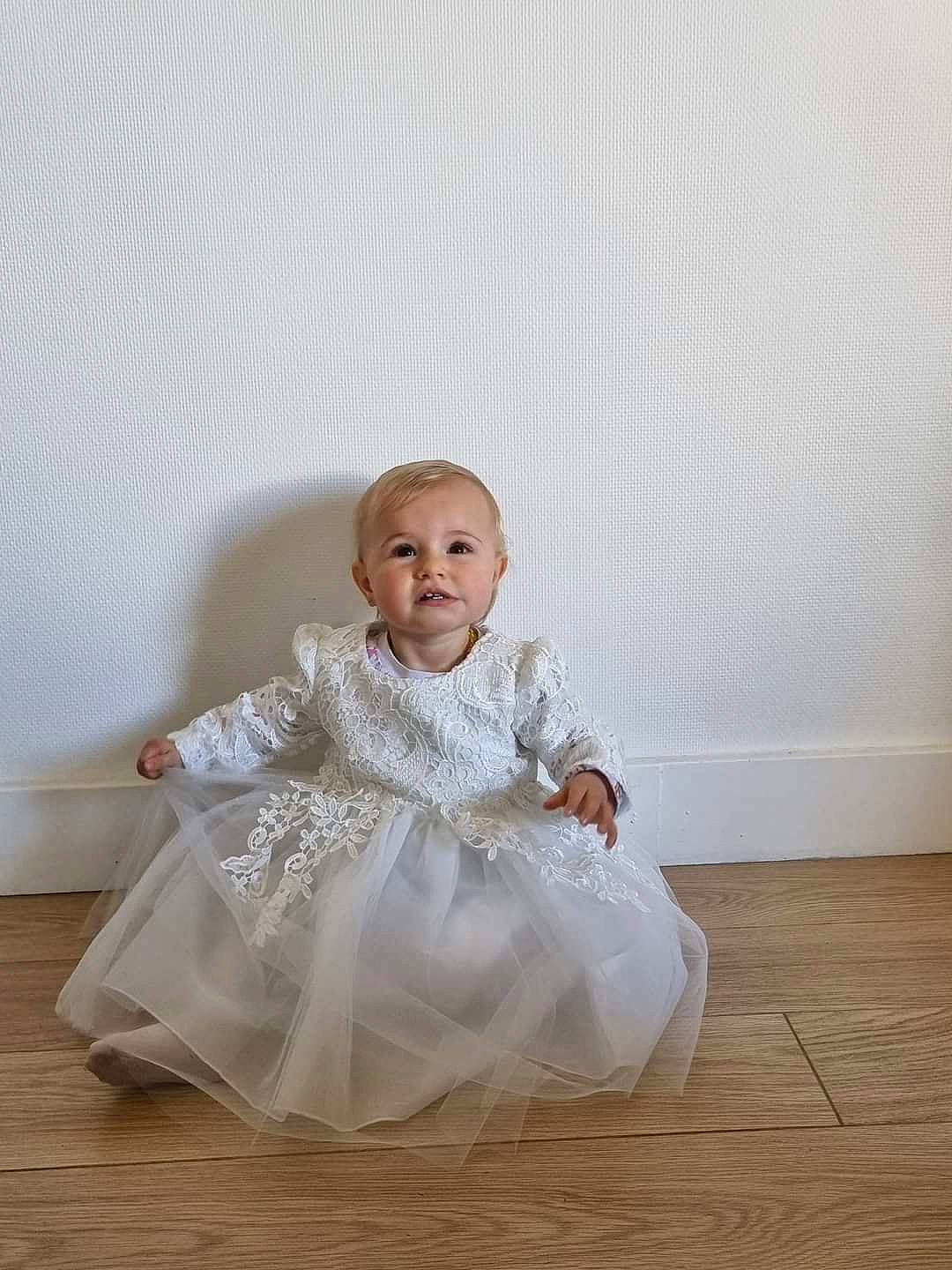 Elyna a rejoint le concours — aidez-le/la à gagner de superbes lots ! baby, baby_toddler_clothing, bridal_accessory, bridal_clothing, dress, event, eye, flash_photography, floor, flooring, formal_wear, gown, happy, hardwood, human_body, iris, laminate_flooring, linens, person, toddler