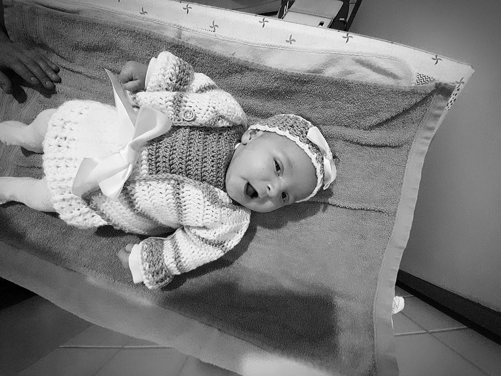 Céliyana participe au concours pour gagner de l'argent avec cette photo : baby, birth, black_and_white, child, headwear, monochrome, monochrome_photography, person, photography, style, white