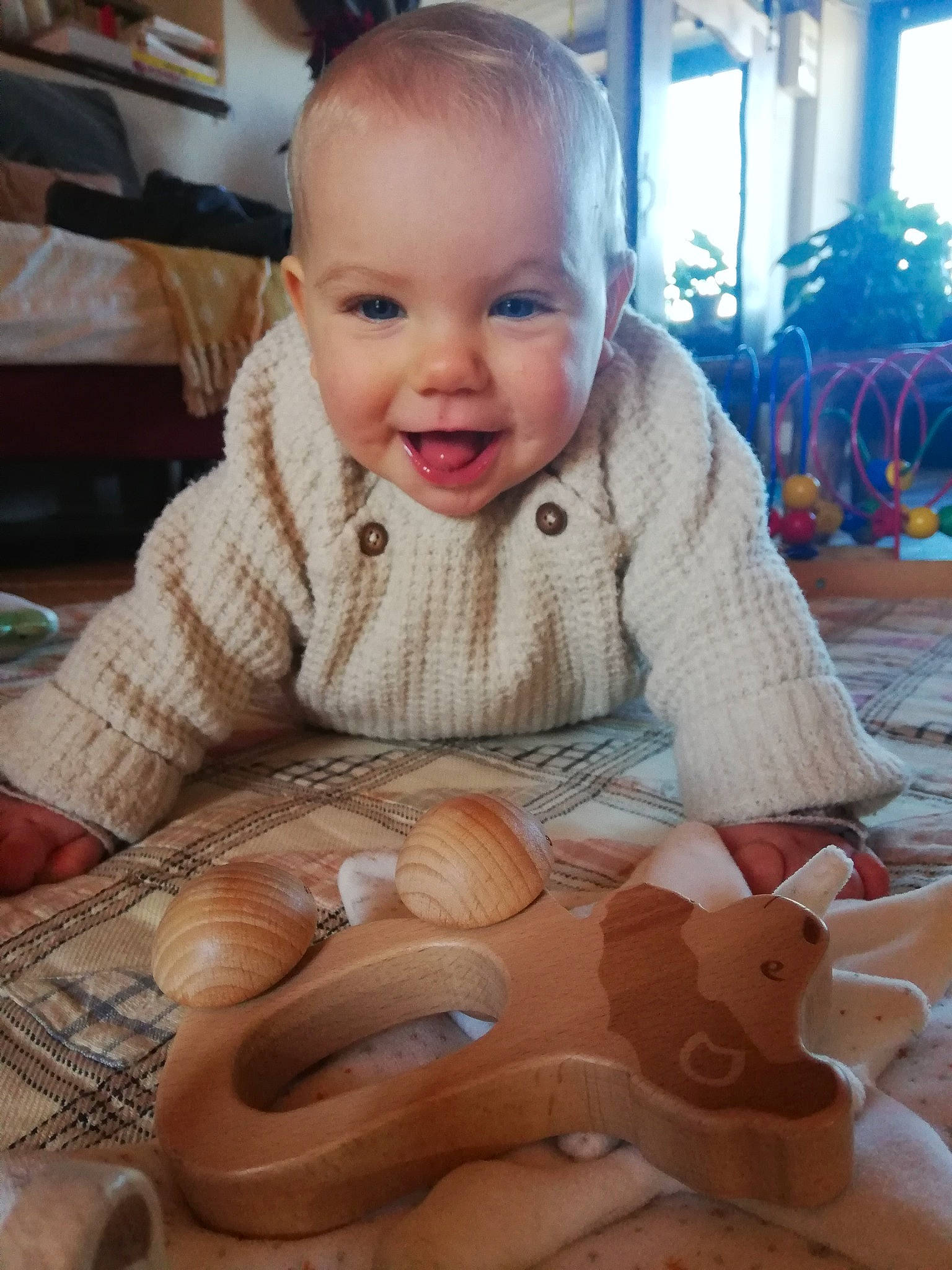 Lou a rejoint le concours — aidez-le/la à gagner de superbes lots ! baby, baby_toddler_clothing, baby_toys, cheek, child, flooring, fun, gourd, happy, head, mouth, person, room, sitting, skin, smile, toddler, toy, vacation, vegetable