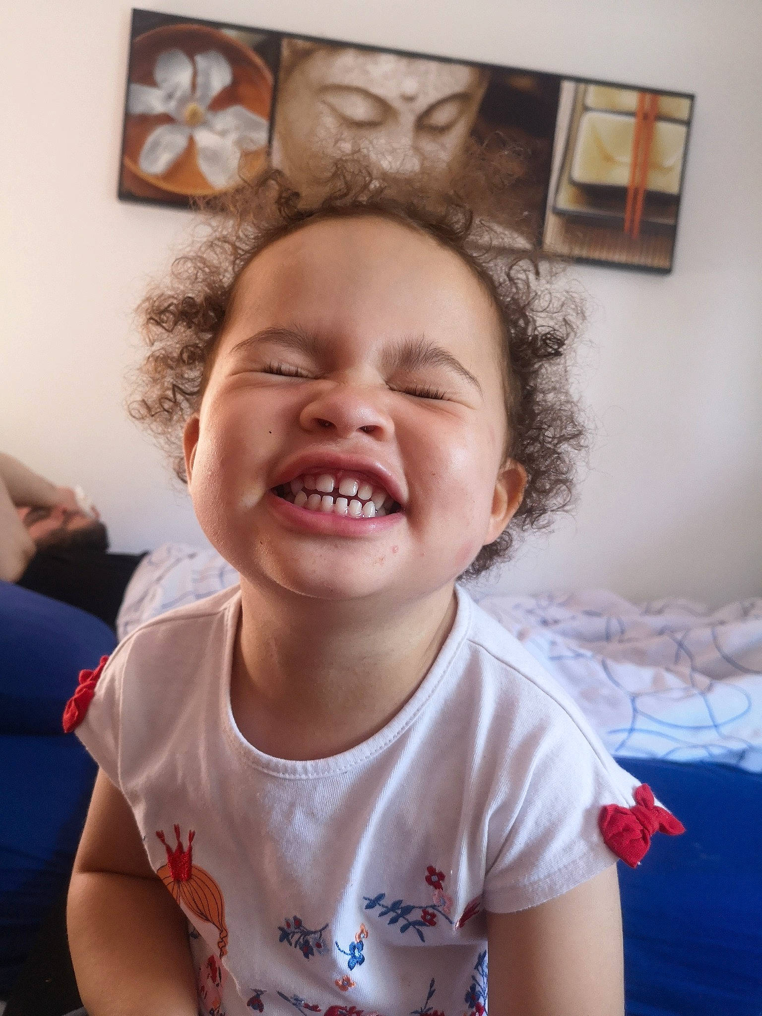 Sidney a rejoint le concours — aidez-le/la à gagner de superbes lots ! cheek, chin, ear, eyebrow, eyelash, facial_expression, forehead, hairstyle, happy, jaw, joy, lip, mouth, neck, nose, organ, person, picture_frame, skin, sleeve