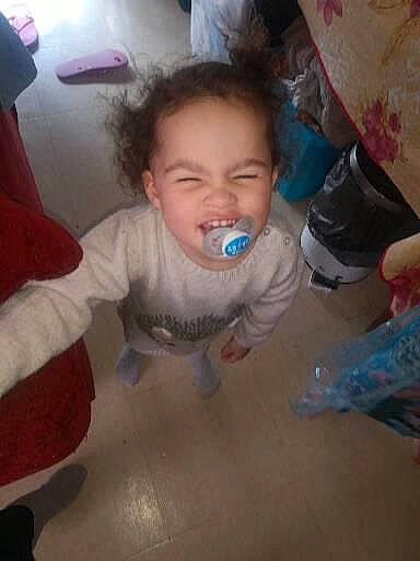 Sidney participe au concours pour gagner de l'argent avec cette photo : baby, baby_toddler_clothing, cheek, ear, eyebrow, finger, floor, flooring, fun, gesture, happy, head, iris, jaw, mouth, nose, person, skin, sleeve, smile