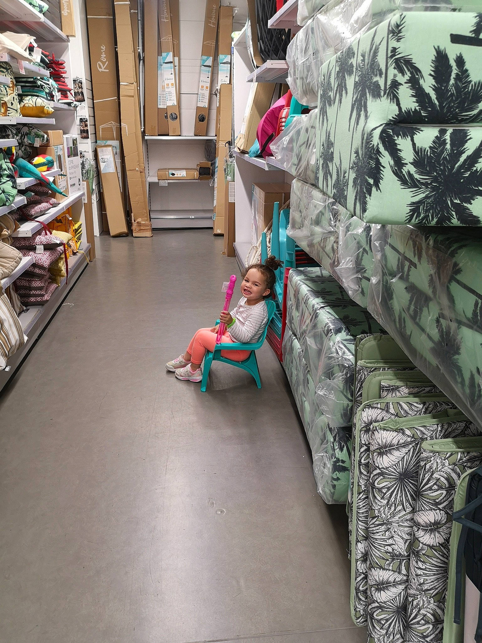 Sidney participe au concours pour gagner de l'argent avec cette photo : automotive_design, bag, bed_sheet, bedding, comfort, floor, flooring, joy, linens, living_room, pattern, person, pillow, publication, retail, room, shelf, shelving, textile, throw_pillow