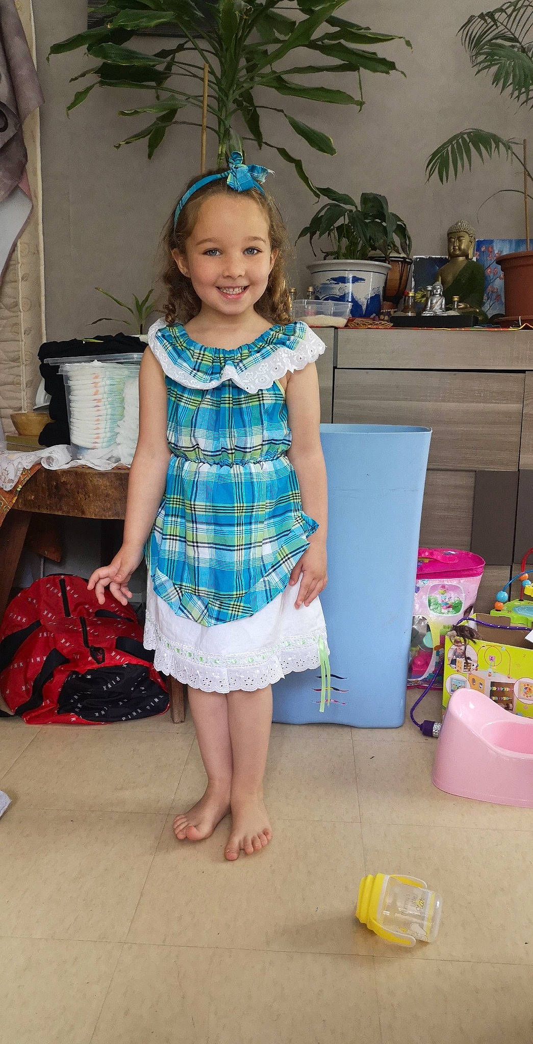 Liyanah participe au concours pour gagner de l'argent avec cette photo : baby_toddler_clothing, blue, clothing, day_dress, dress, event, fashion_design, flowerpot, fun, hairstyle, happy, houseplant, joy, one_piece_garment, pattern, person, pink, sleeve, smile, toddler