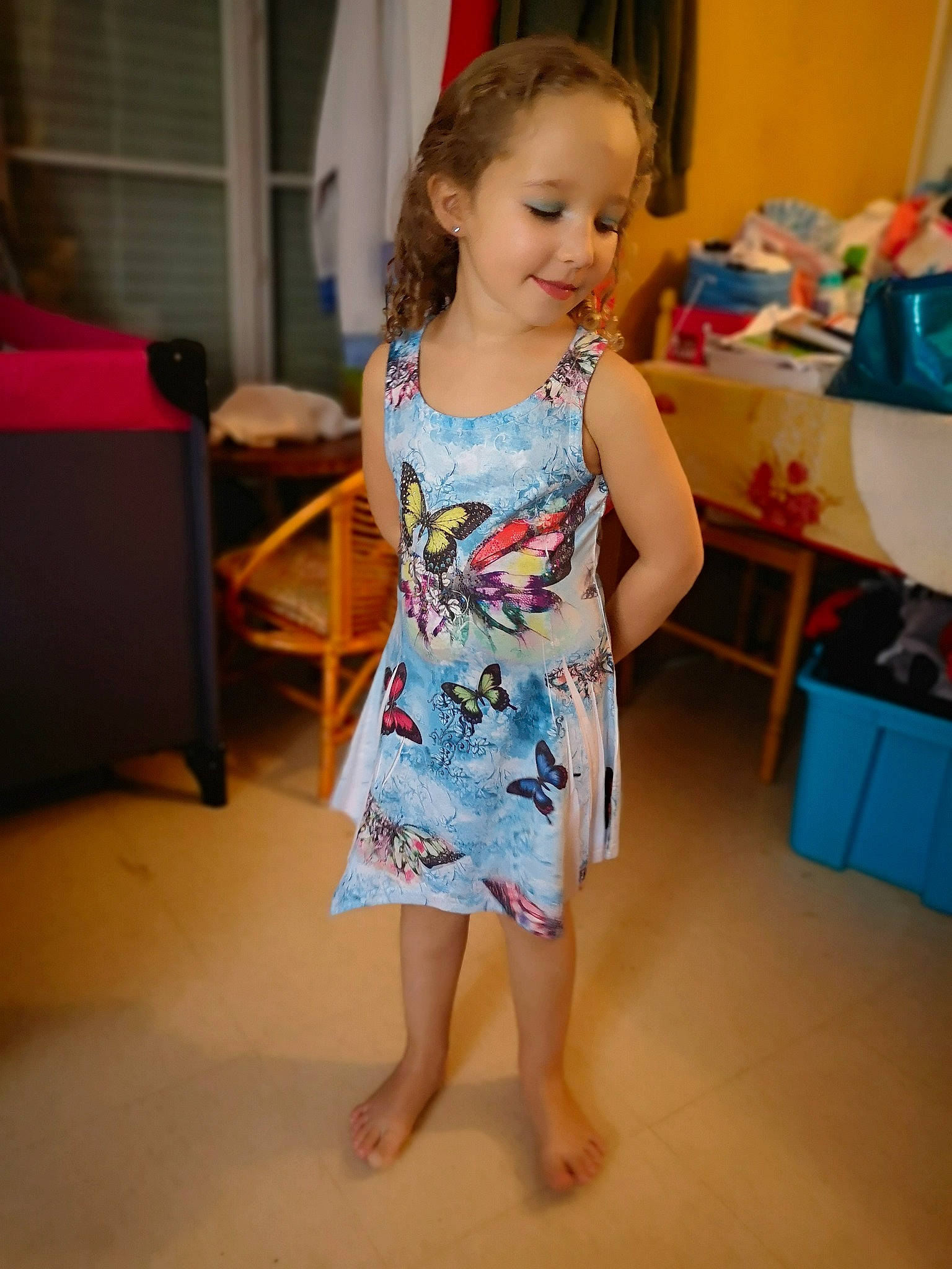 Liyanah participe au concours pour gagner de l'argent avec cette photo : baby_toddler_clothing, barefoot, child, drawer, dress, floor, flooring, foot, fun, happy, head, human_leg, joy, leg, one_piece_garment, person, sleeve, smile, standing, t_shirt