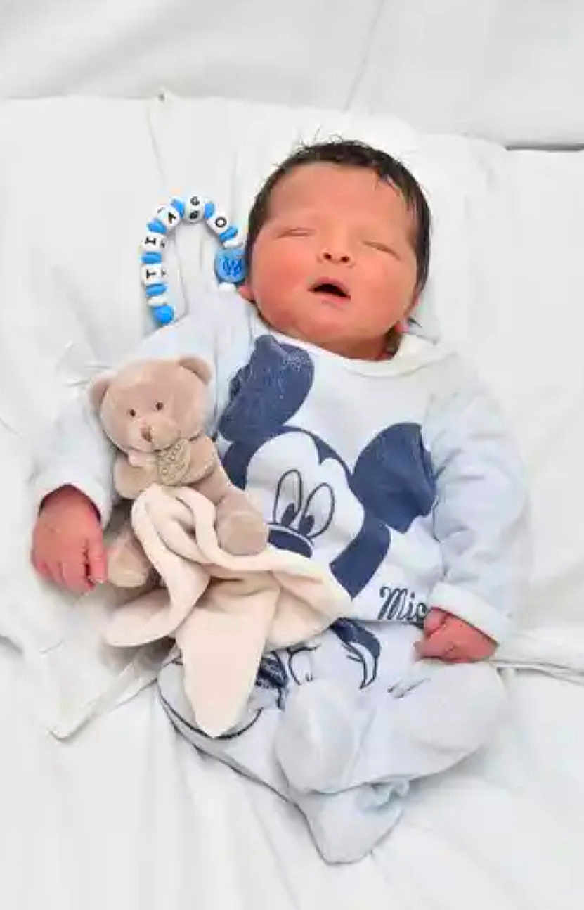 Tiago a rejoint le concours — aidez-le/la à gagner de superbes lots ! baby, newborn, sleeping, teddy_bear, blanket, mickey_mouse, clothing, infant, cute, soft_toy, bed, white, peaceful, child, portrait, indoors, small, hands, face, resting