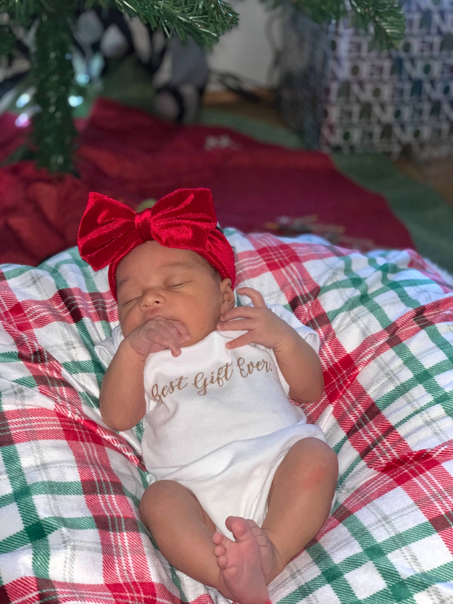 Vaya is registered to the contest to win money with this photo: baby, child, christmas, headwear, person, toddler