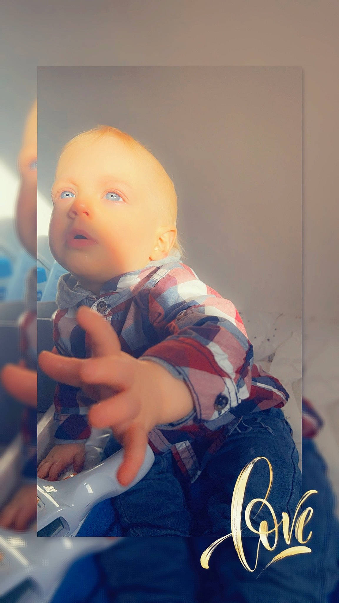 Ayden a rejoint le concours — aidez-le/la à gagner de superbes lots ! autograph, baby, baby_products, baby_toddler_clothing, cheek, chest, child, doll, figurine, gesture, hairstyle, happy, nail, pattern, person, plastic, sitting, sleeve, thumb, toddler