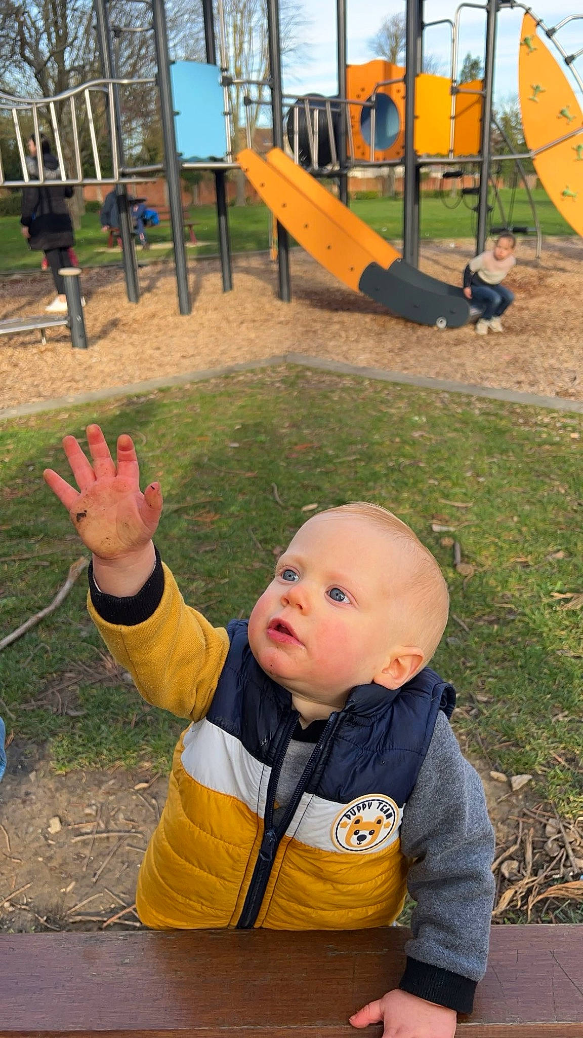 Ayden a rejoint le concours — aidez-le/la à gagner de superbes lots ! baby, blurred, child, chute, city, clothing, fun, grass, happy, leisure, outdoor_play_equipment, person, plant, play, playground, playground_slide, public_space, recreation, soil, toddler
