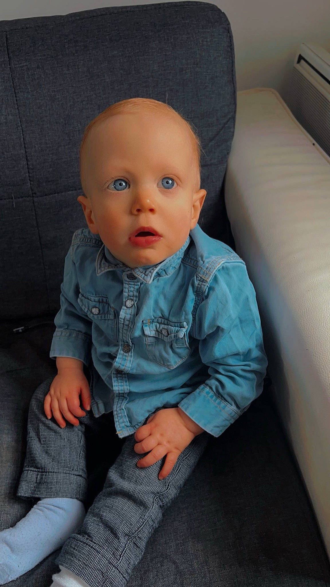 Ayden participe au concours pour gagner de l'argent avec cette photo : auto_part, baby, baby_toddler_clothing, car_seat, cheek, child, clothing, comfort, dress_shirt, electric_blue, finger, iris, leg, lip, nose, person, sitting, skin, sleeve, surprise