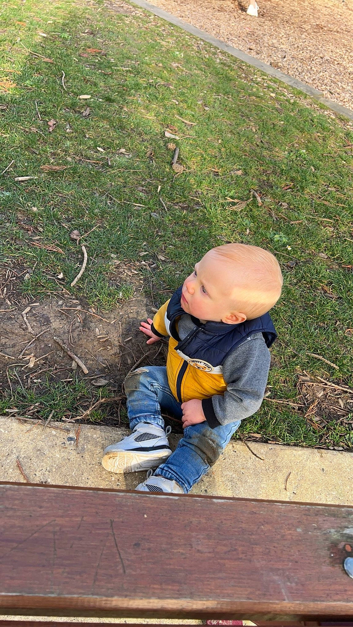 Ayden participe au concours pour gagner de l'argent avec cette photo : asphalt, baby, flooring, fun, grass, grass_family, groundcover, lawn, leisure, outdoor_shoe, people_in_nature, person, plant, play, recreation, road_surface, shadow, sidewalk, sitting, soil