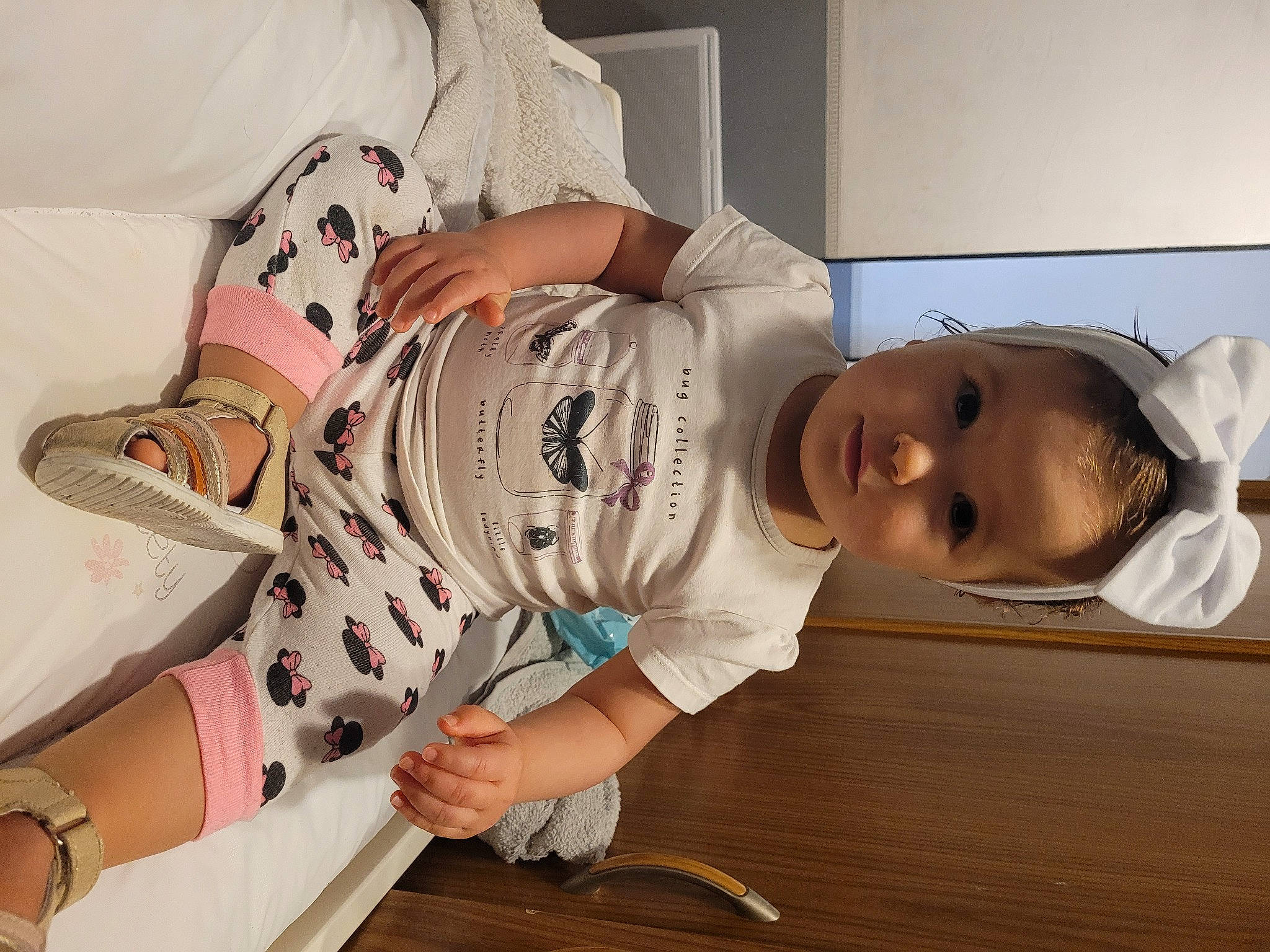 Ashley a rejoint le concours — aidez-le/la à gagner de superbes lots ! baby, baby_toddler_clothing, child, comfort, elbow, flooring, foot, hardwood, human_leg, joint, knee, leg, mammal, pattern, person, product, sleeve, t_shirt, thigh, toddler