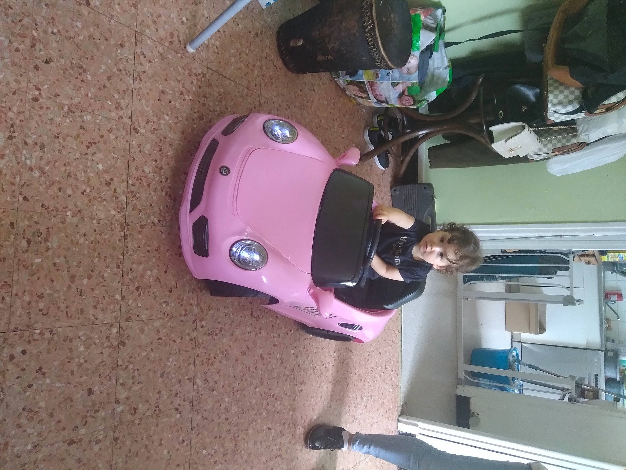 Ashley participe au concours pour gagner de l'argent avec cette photo : auto_part, automotive_design, automotive_exterior, automotive_lighting, automotive_tire, bumper, car, family_car, fender, hood, machine, motor_vehicle, person, personal_luxury_car, tire, toddler, toy, trunk, vehicle, vehicle_door