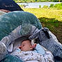 Emma a rejoint le concours — aidez-le/la à gagner de superbes lots ! baby, blanket, blue_clothing, child, comfort, cute, daylight, grass, lake, nature, outdoor, peaceful, plush_toy, relaxation, resting, scenic, serene, sleeping, soft_toys, trees