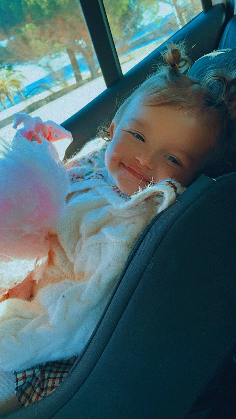 Amy a rejoint le concours — aidez-le/la à gagner de superbes lots ! baby, baby_products, baby_toddler_clothing, cheek, child, comfort, electric_blue, fun, glass, grass, happy, iris, leisure, person, product, sitting, skin, smile, toddler, vehicle_door