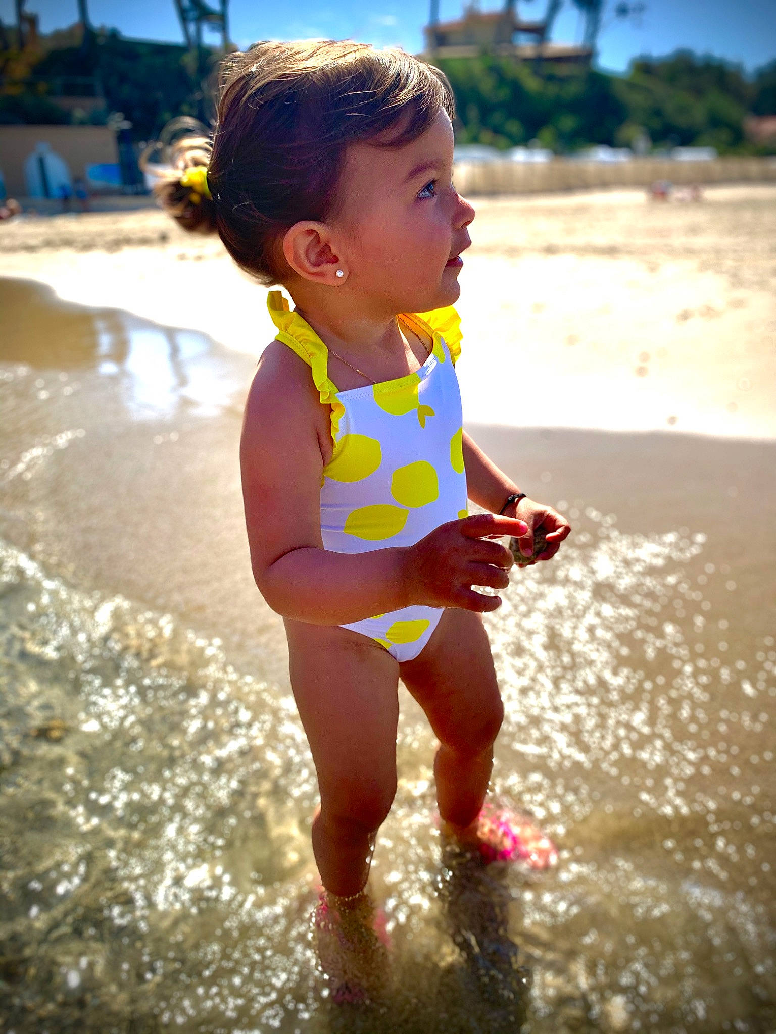 Amy a rejoint le concours — aidez-le/la à gagner de superbes lots ! bathing, beach, beauty, eye, face, fun, happy, human_body, leisure, people_in_nature, people_on_beach, person, personal_protective_equipment, recreation, sand, sky, summer, sunlight, thigh, toddler