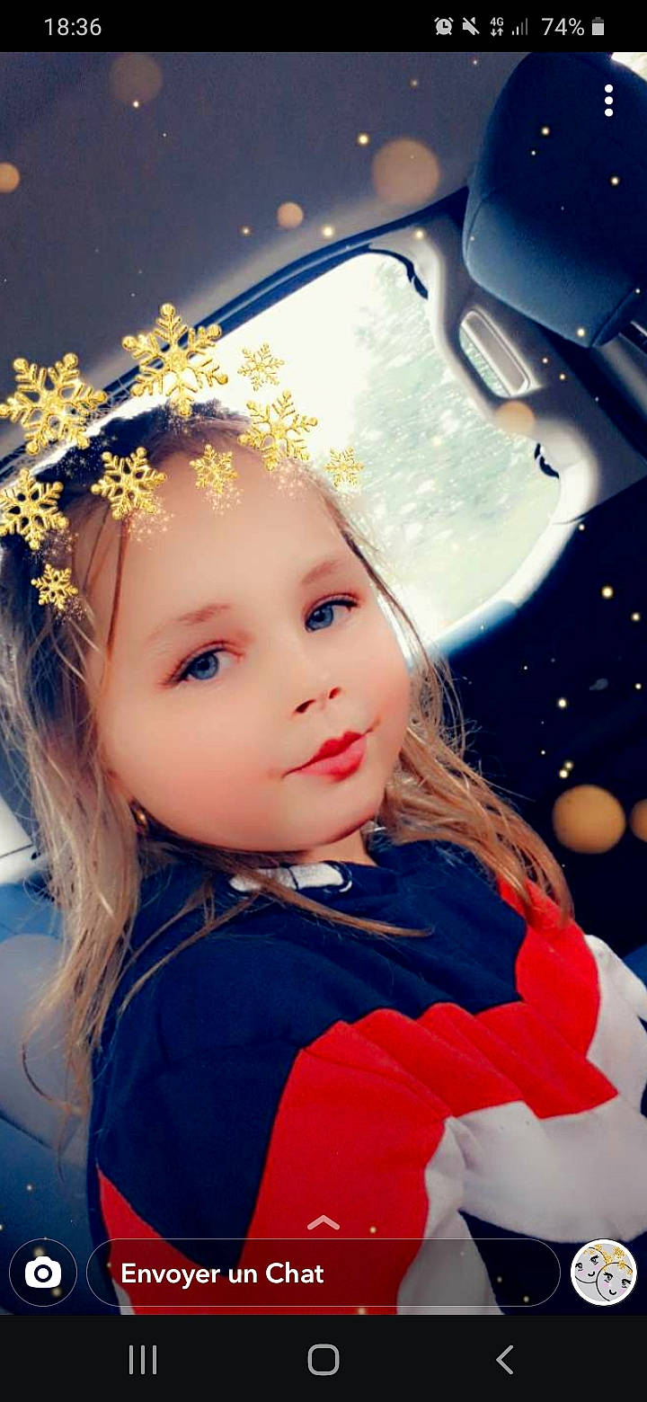 Djanai a rejoint le concours — aidez-le/la à gagner de superbes lots ! child, electric_blue, event, eyebrow, eyelash, face, fashion_accessory, flash_photography, flower, fun, happy, headband, headgear, headpiece, iris, jewellery, lip, long_hair, person, smile