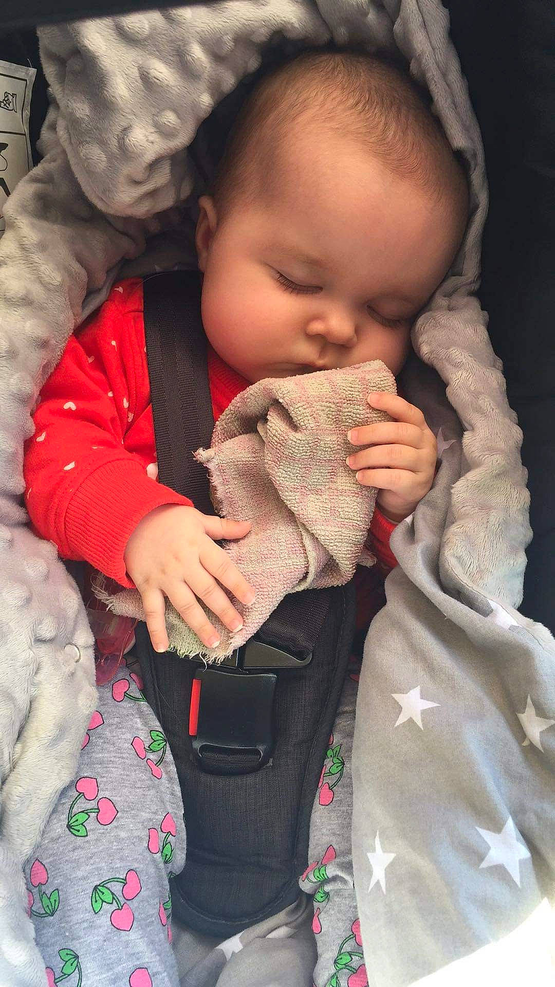 Lynna a rejoint le concours — aidez-le/la à gagner de superbes lots ! baby, baby_toddler_clothing, cheek, child, comfort, eye, finger, gesture, hand, happy, human, nail, nose, organ, person, skin, sleeve, textile, thumb, toddler