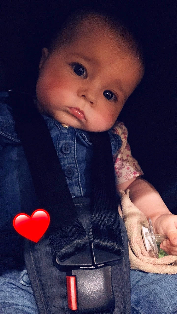 Lynna a rejoint le concours — aidez-le/la à gagner de superbes lots ! baby, baby_toddler_clothing, button, chest, collar, cool, electric_blue, finger, flash_photography, hand, lip, nail, neck, organ, outerwear, person, pink, sleeve, t_shirt, thumb