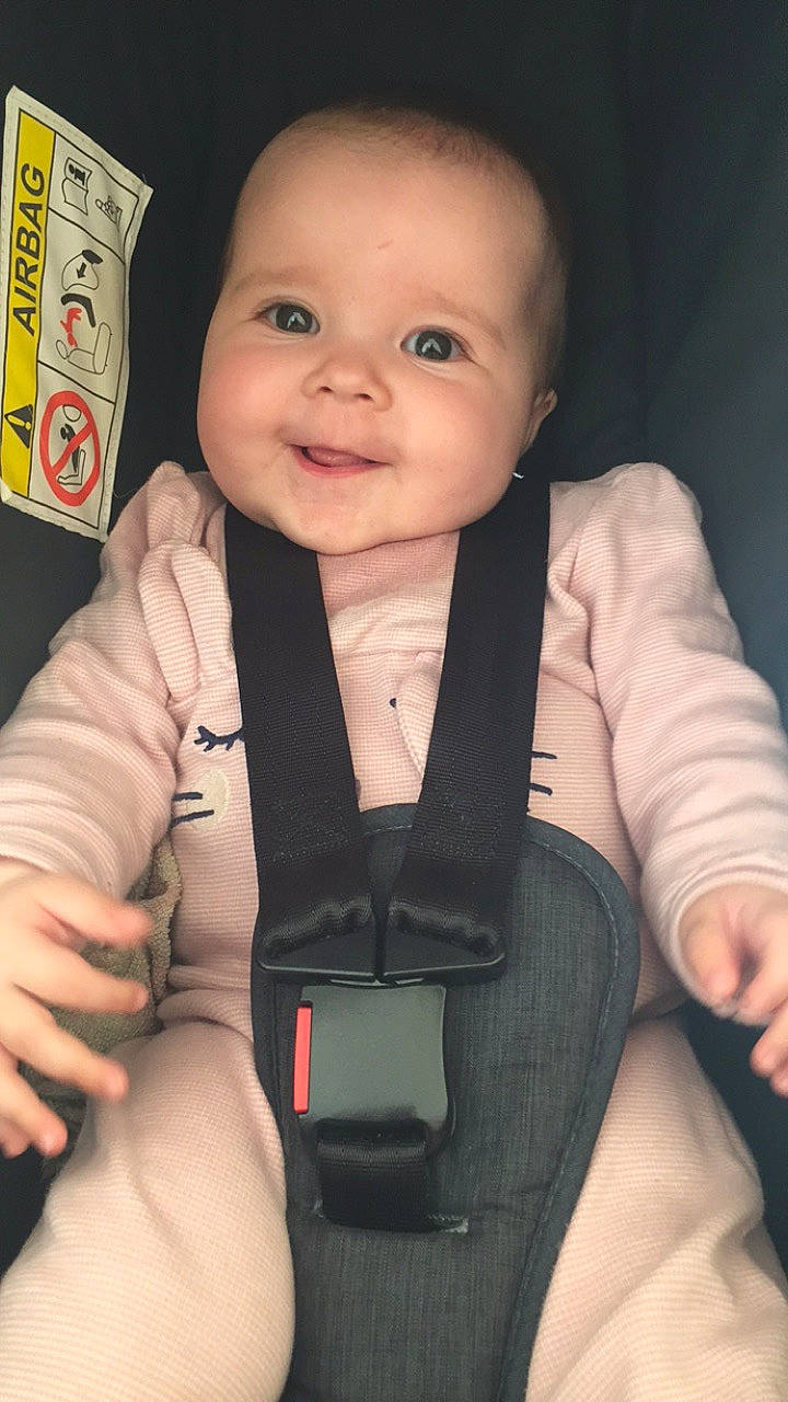 Lynna a rejoint le concours — aidez-le/la à gagner de superbes lots ! baby, baby_toddler_clothing, cheek, chin, comfort, eye, eyebrow, face, finger, head, human_body, iris, jacket, joy, nose, outerwear, person, skin, sleeve, smile