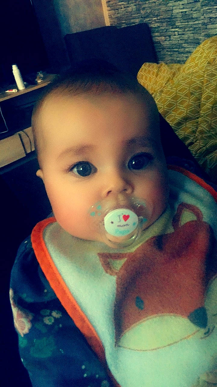 Lynna participe au concours pour gagner de l'argent avec cette photo : baby, baby_toddler_clothing, bib, blue, cheek, chin, ear, eye, eyebrow, eyelash, forehead, hairstyle, happy, head, human_body, iris, lip, mouth, nose, person