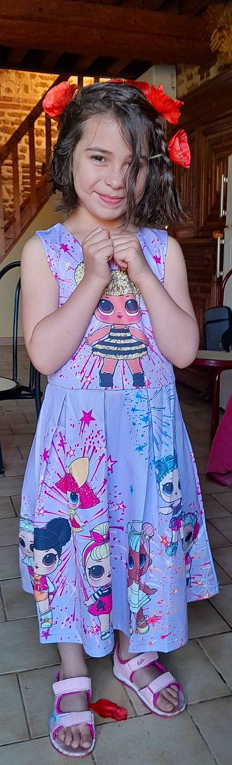 Mélodie a rejoint le concours — aidez-le/la à gagner de superbes lots ! art, chair, child, costume, day_dress, dress, event, eyewear, fashion, fashion_design, formal_wear, fun, joy, magenta, nail, pattern, peach, person, pink, purple