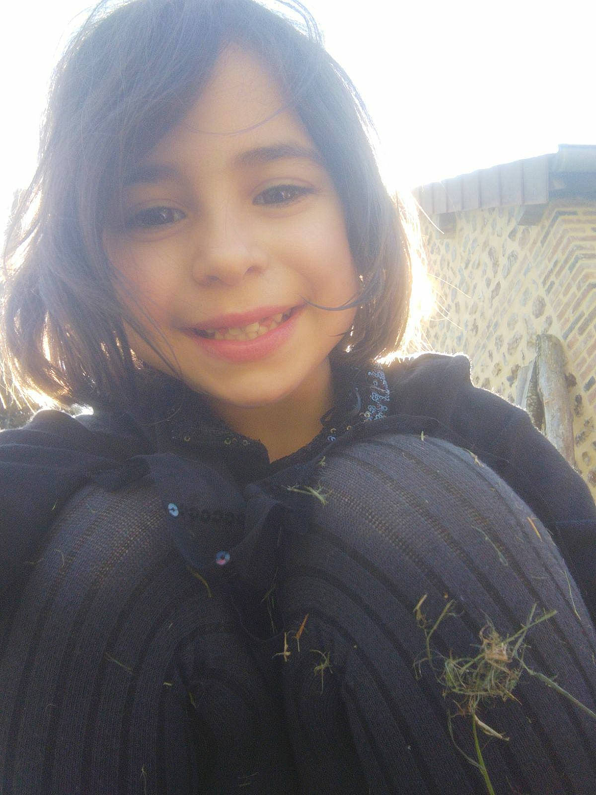 Mélodie a rejoint le concours — aidez-le/la à gagner de superbes lots ! black_hair, brown_hair, cheek, cool, eye, face, flash_photography, fun, grass, hair, happy, head, jacket, joy, layered_hair, lip, long_hair, person, skin, sky