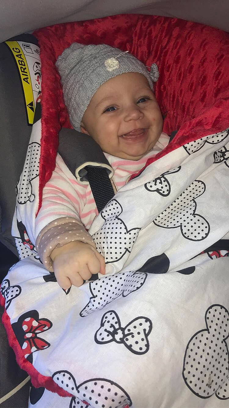 Mayna participe au concours pour gagner de l'argent avec cette photo : baby, beauty, butterfly, cool, finger, hand, happy, headwear, human, joy, lip, mammal, organ, outerwear, people, person, photograph, skin, sleeve, smile