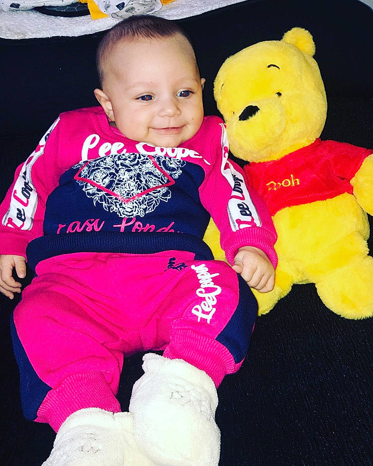 Mayna a rejoint le concours — aidez-le/la à gagner de superbes lots ! baby, baby_toddler_clothing, child, face, fun, gesture, happy, head, joy, magenta, orange, person, pink, playing_with_kids, product, red, sleeve, smile, textile, toddler