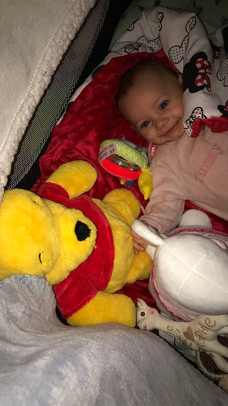 Mayna participe au concours pour gagner de l'argent avec cette photo : baby, baby_products, baby_toddler_clothing, cheek, child, comfort, finger, head, joy, linens, mammal, mouth, nose, orange, person, product, smile, stuffed_toy, textile, toddler