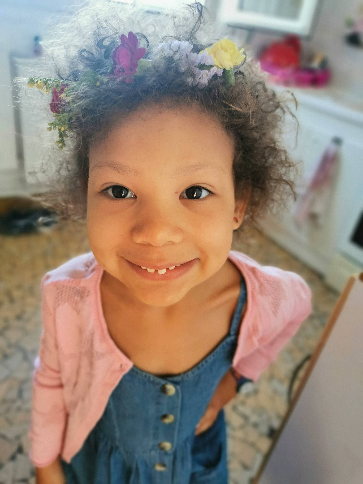 Layannah participe au concours pour gagner de l'argent avec cette photo : cheek, chin, clothing, eye, eyebrow, eyelash, face, flower, forehead, hair, happy, head, iris, joy, lip, nose, person, plant, skin, sleeve