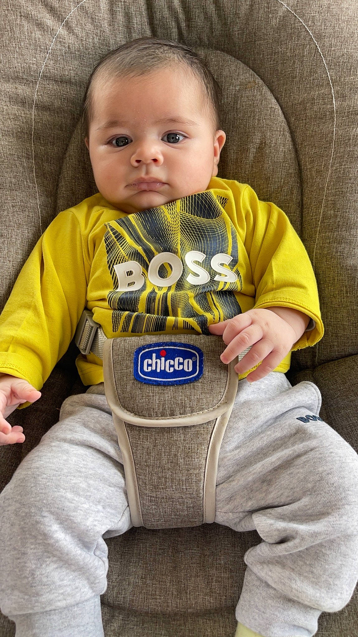 Enzo participe au concours pour gagner de l'argent avec cette photo : baby, baby_products, baby_toddler_clothing, chair, cheek, child, comfort, eye, face, finger, hand, happy, head, human_body, nose, outerwear, person, skin, sleeve, t_shirt