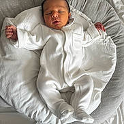Pablo participe au concours pour gagner de l'argent avec cette photo : newborn, baby, sleeping, white_clothing, onesie, cushion, bed, blanket, infant, soft, peaceful, indoors, cozy, resting, small_hands, small_feet, cute, portrait, child, baby_girl_or_boy