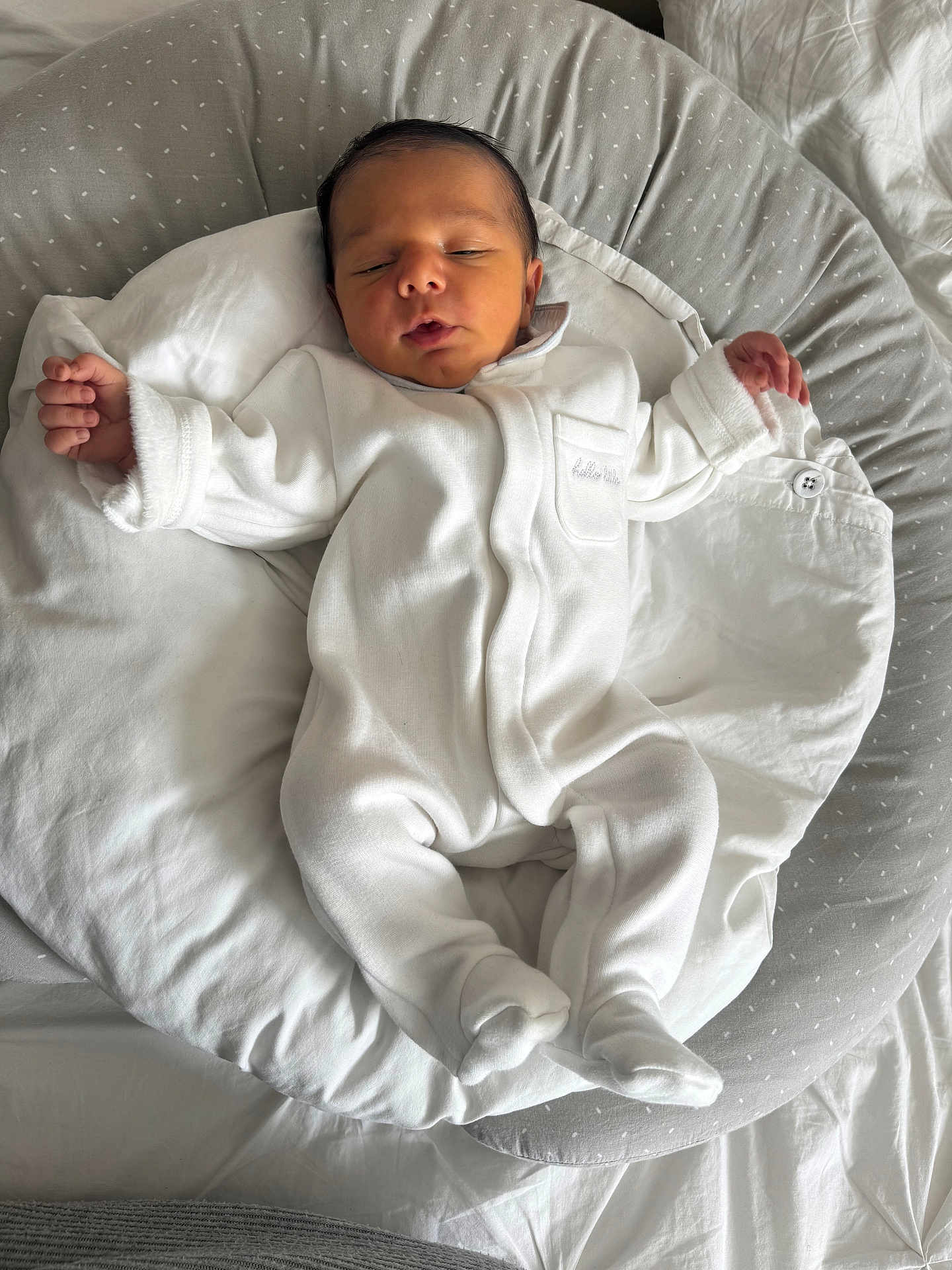 Pablo participe au concours pour gagner de l'argent avec cette photo : newborn, baby, sleeping, white_clothing, onesie, cushion, bed, blanket, infant, soft, peaceful, indoors, cozy, resting, small_hands, small_feet, cute, portrait, child, baby_girl_or_boy