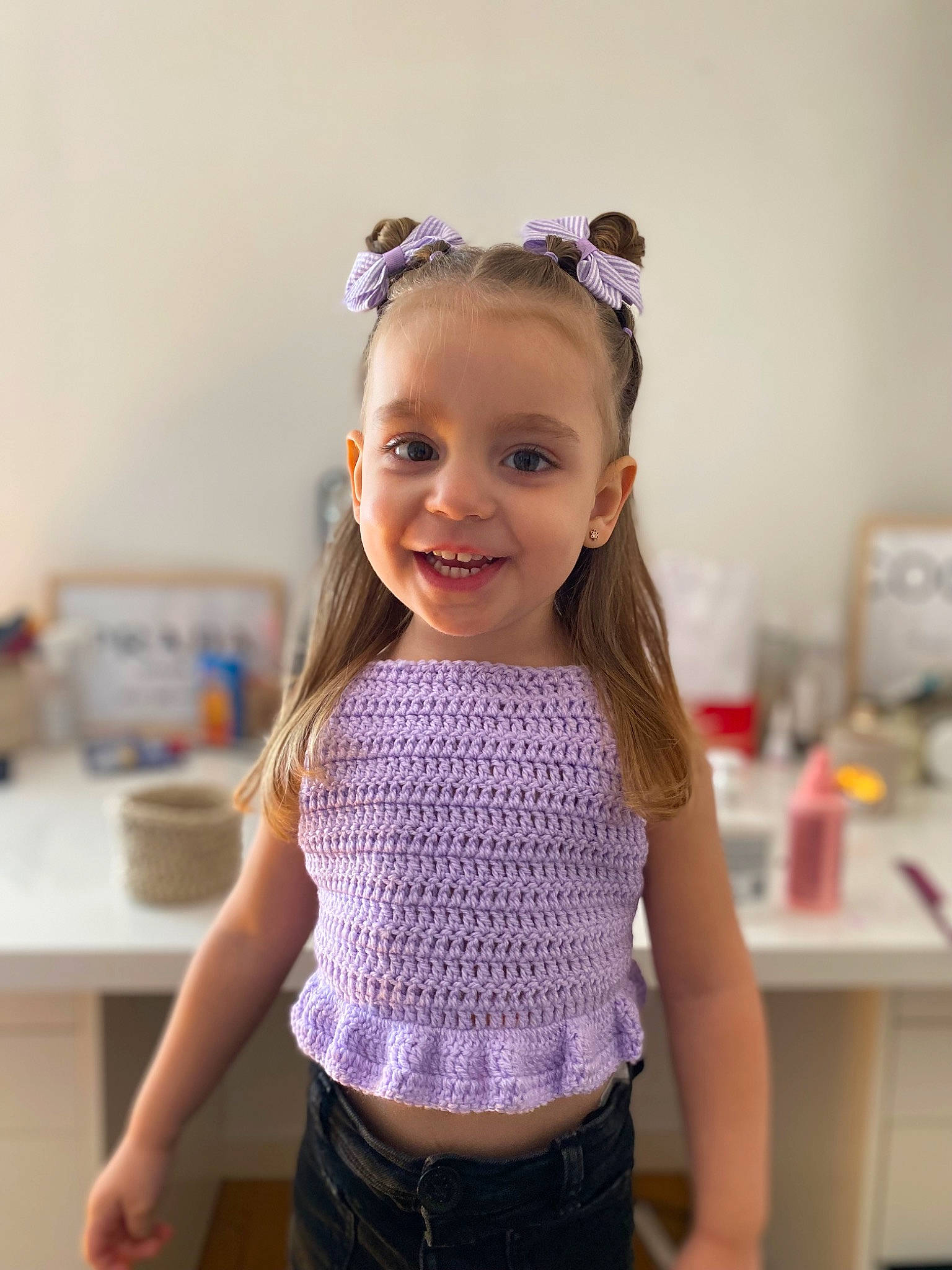 Tessa participe au concours pour gagner de l'argent avec cette photo : abdomen, baby_toddler_clothing, blond, child, electric_blue, fun, hairstyle, happy, headband, iris, joy, neck, pattern, person, purple, skin, sleeve, smile, sportswear, toddler