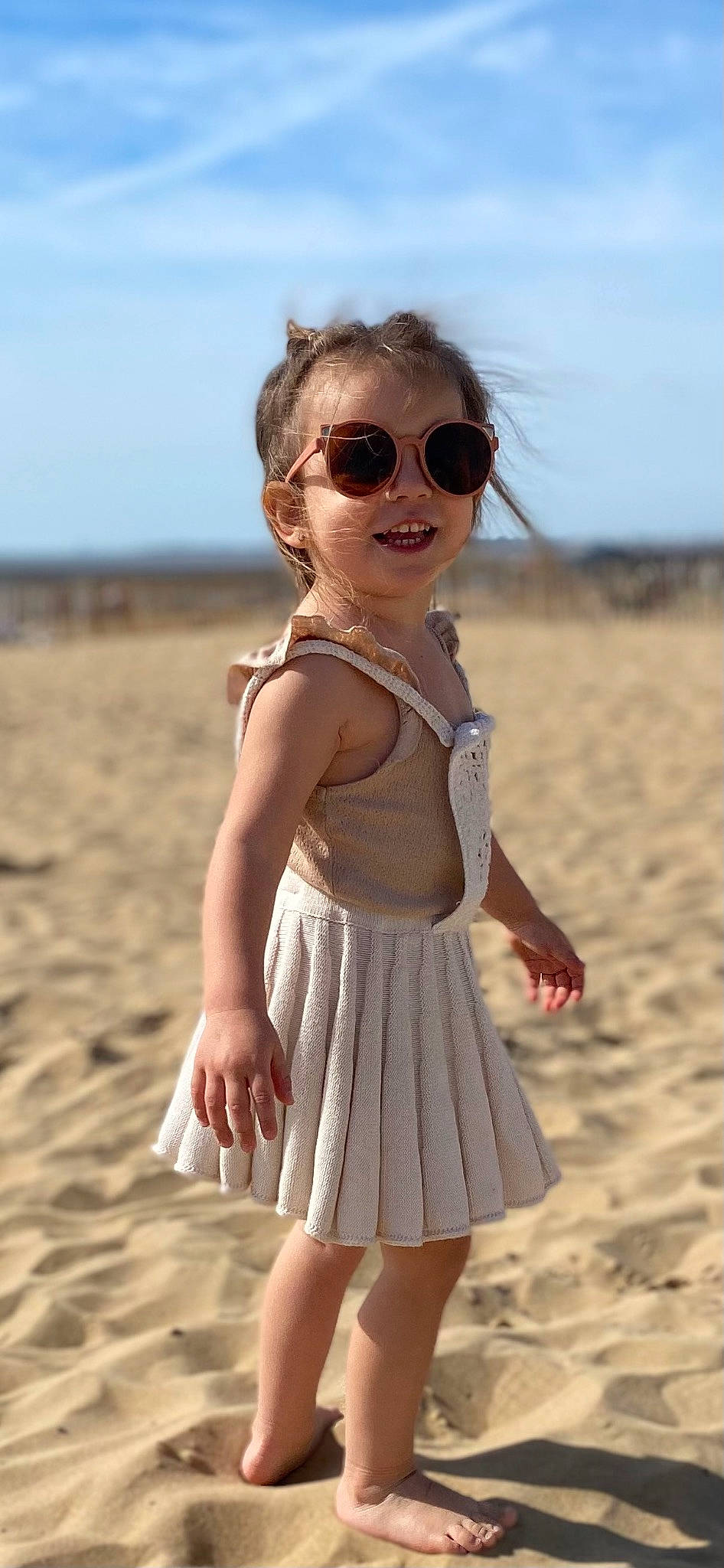 Tessa a rejoint le concours — aidez-le/la à gagner de superbes lots ! beach, body_of_water, eyewear, face, fawn, fun, goggles, happy, head, natural_environment, people_in_nature, person, shoulder, sky, sleeve, smile, summer, sunglasses, thigh, vision_care