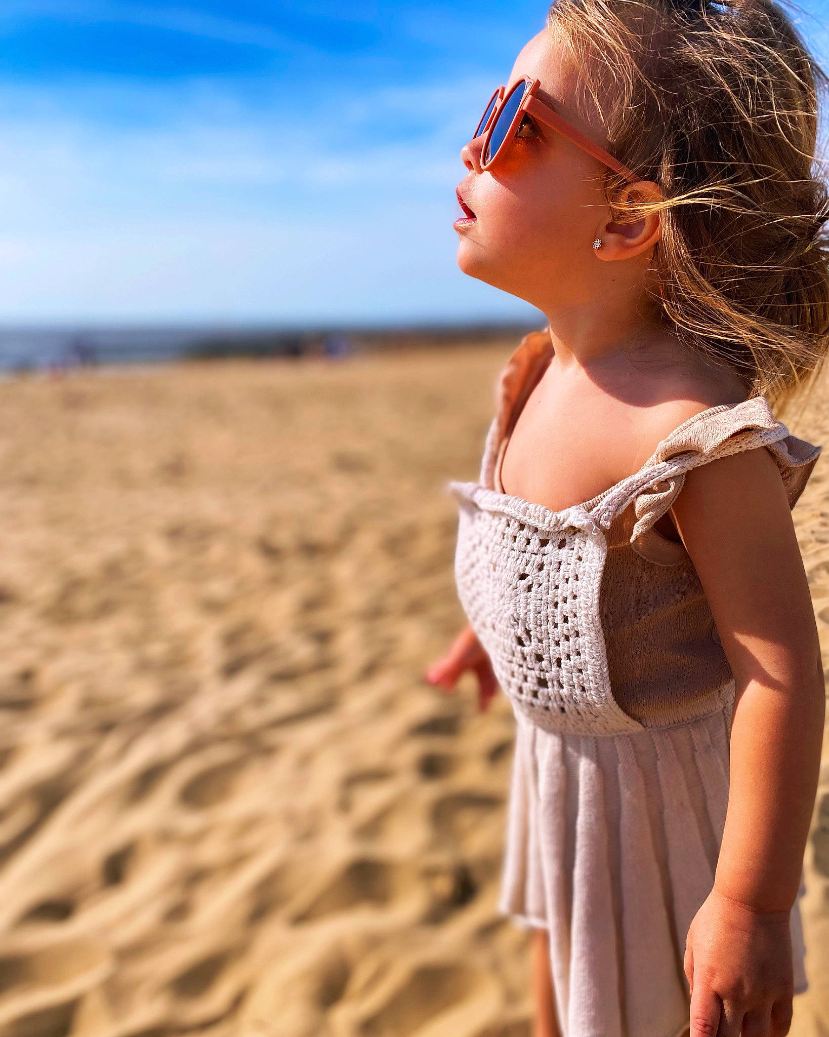 Tessa participe au concours pour gagner de l'argent avec cette photo : beach, blond, day_dress, eyewear, fashion_accessory, flash_photography, fun, goggles, happy, landscape, neck, pattern, person, sand, sky, sleeve, summer, sunglasses, travel, vision_care