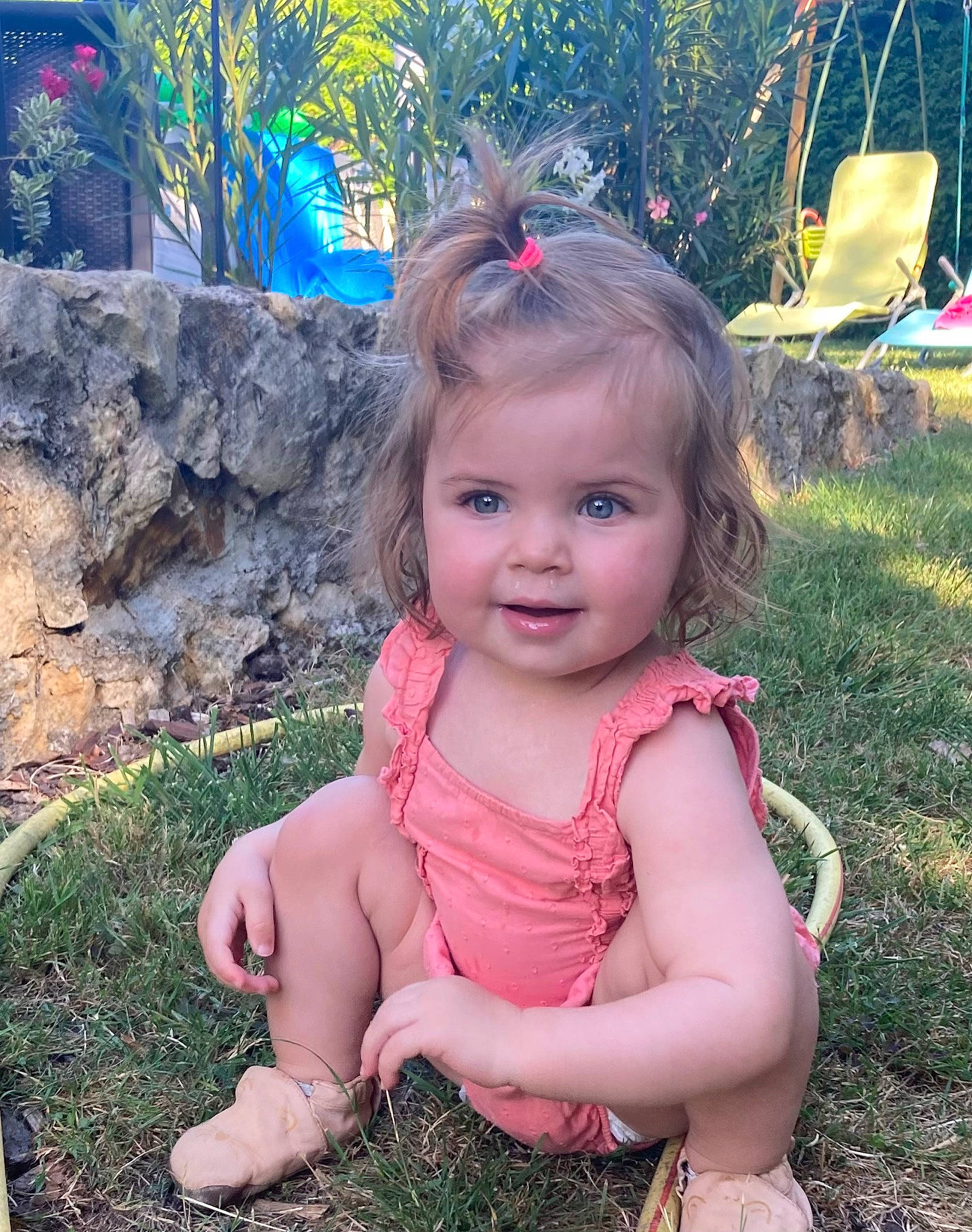 Lila a rejoint le concours — aidez-le/la à gagner de superbes lots ! adaptation, arm, baby_toddler_clothing, beauty, cool, eye, face, fun, grass, happy, head, iris, leisure, people_in_nature, person, photograph, pink, plant, smile, summer