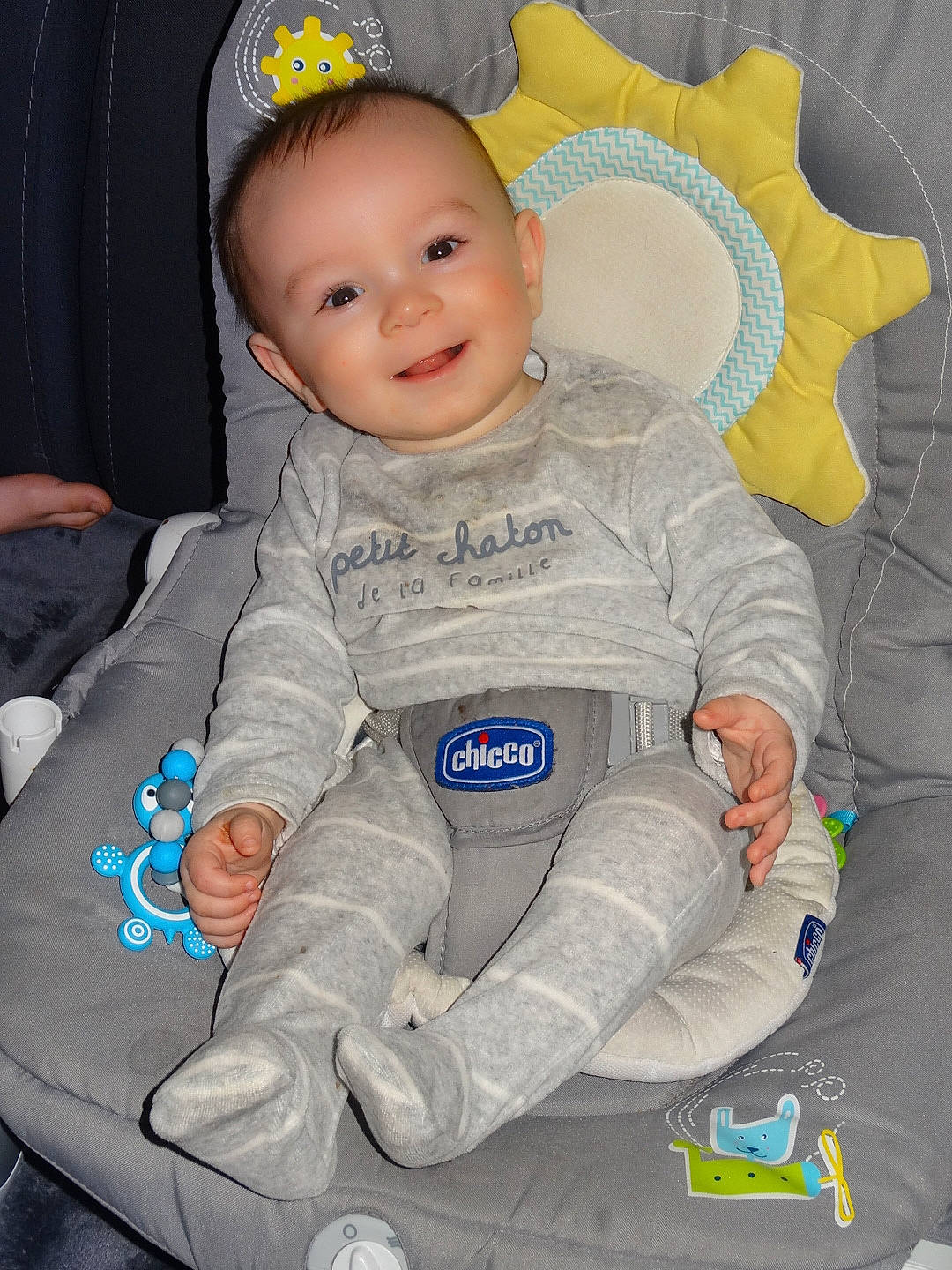 Mylho participe au concours pour gagner de l'argent avec cette photo : baby, baby_carriage, baby_products, baby_safety, baby_toddler_clothing, blue, cheek, child, comfort, eye, face, happy, head, joy, person, product, sitting, skin, sleeve, smile