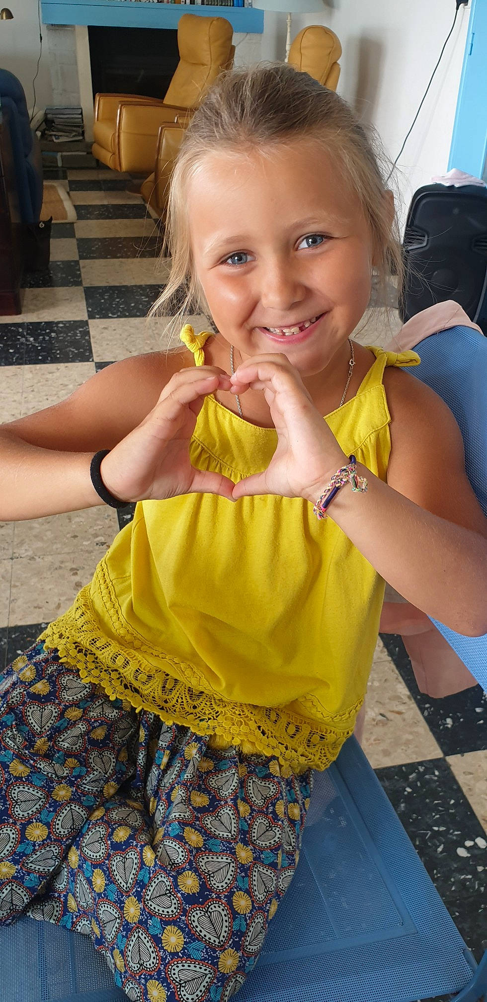 Shanon a rejoint le concours — aidez-le/la à gagner de superbes lots ! blond, child, child_model, joy, person, smile, yellow