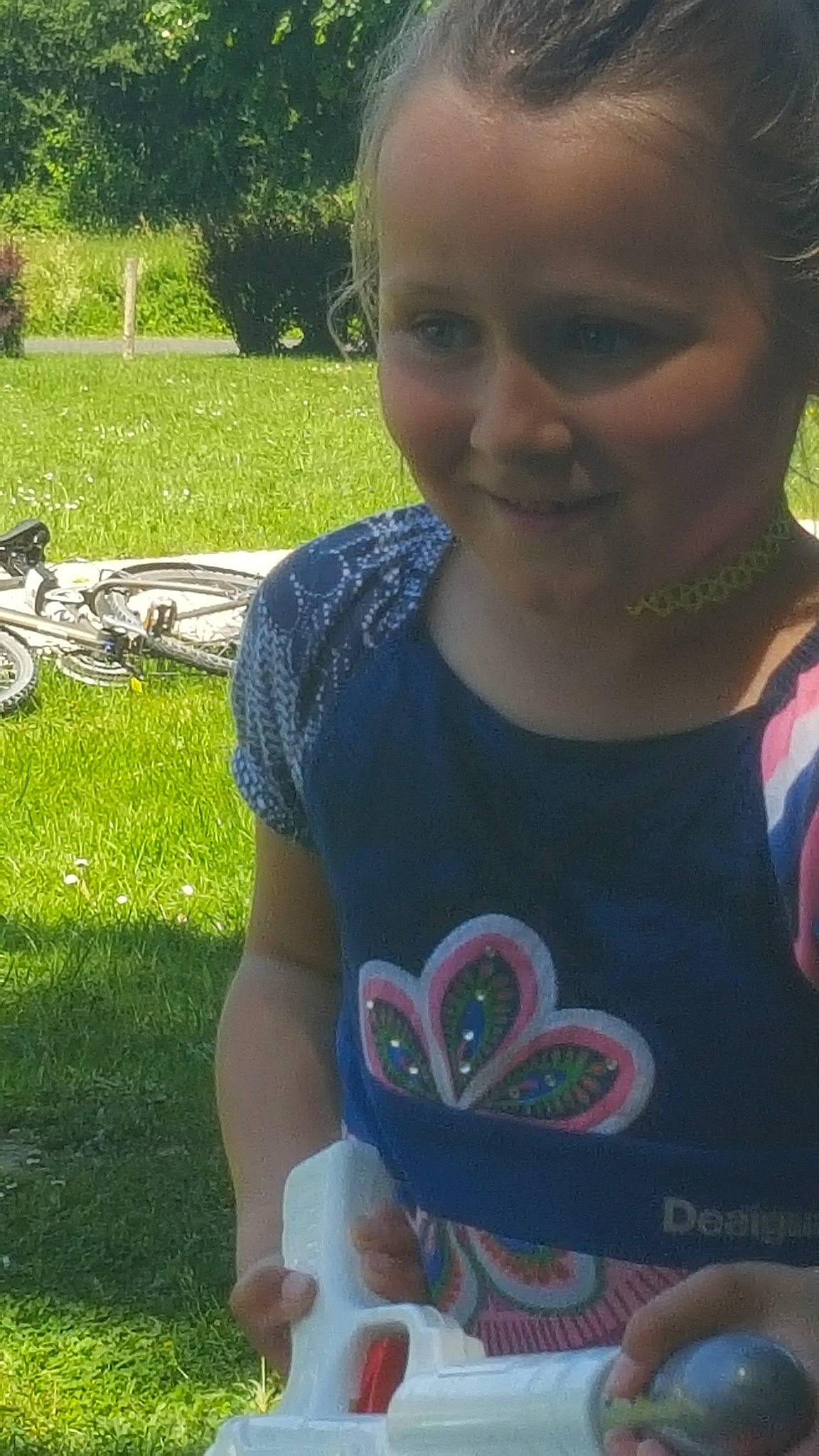 Shanon a rejoint le concours — aidez-le/la à gagner de superbes lots ! child, cool, ear, face, fawn, fun, grass, happy, head, joy, leisure, neck, organ, person, plant, play, smile, summer, t_shirt, toddler