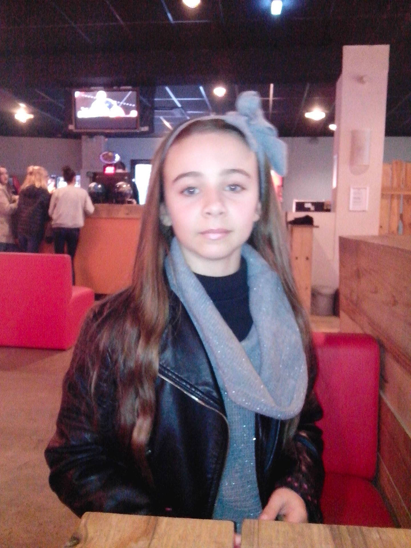 Mariana a rejoint le concours — aidez-le/la à gagner de superbes lots ! brown_hair, hair, hairstyle