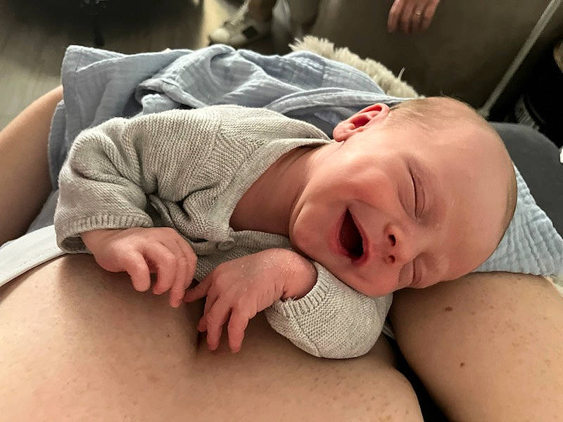 Léon a rejoint le concours — aidez-le/la à gagner de superbes lots ! abdomen, baby, cheek, chest, child, comfort, elbow, flooring, fun, happy, linens, lip, mouth, nose, person, room, skin, smile, stomach, toddler