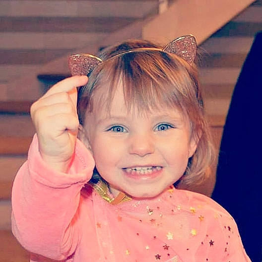 Roxane participe au concours pour gagner de l'argent avec cette photo : child, child_model, ear, face, facial_expression, finger, forehead, fun, gesture, hair, hairstyle, hand, happy, head, joy, organ, person, pink, skin, smile