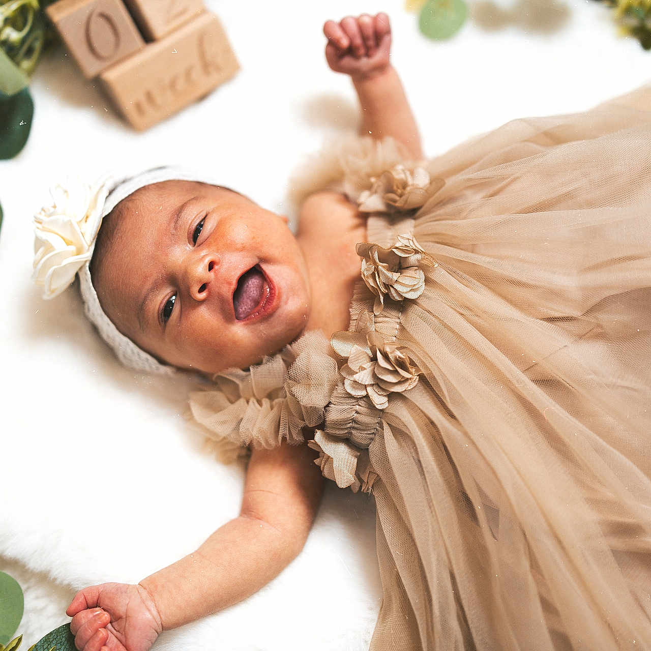 Blanche a rejoint le concours — aidez-le/la à gagner de superbes lots ! baby, babylaughing, bodypart, clothing, dress, face, finger, flower, formalwear, hand, happy, hat, head, leaf, newborn, person, photography, plant, portrait, smile