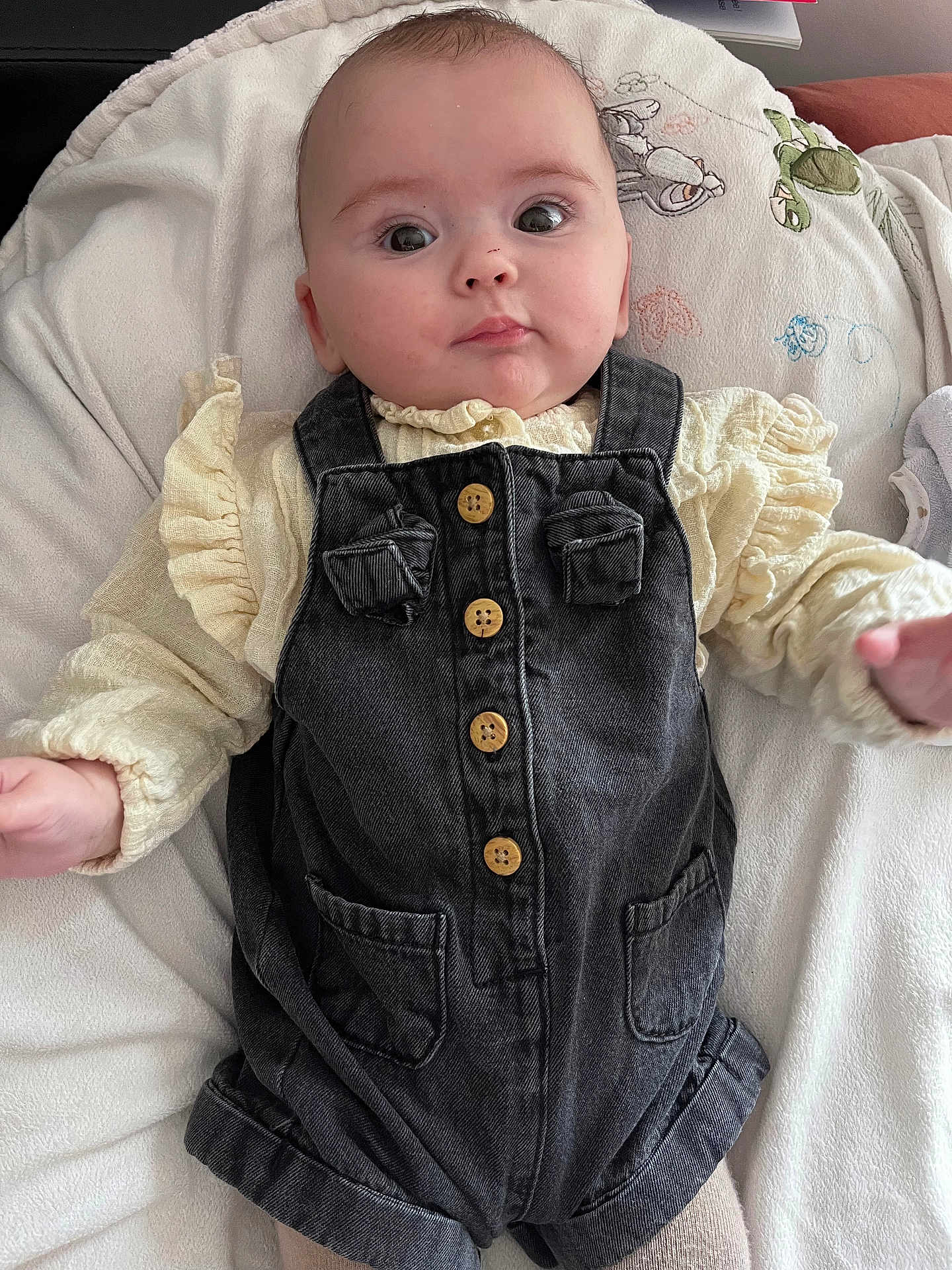 Louise a rejoint le concours — aidez-le/la à gagner de superbes lots ! baby, infant, child, face, eyes, clothing, denim, overall, shirt, blanket, pattern, animal_print, cute, fashion, portrait, soft_texture, lying_down, hands, innocent, young