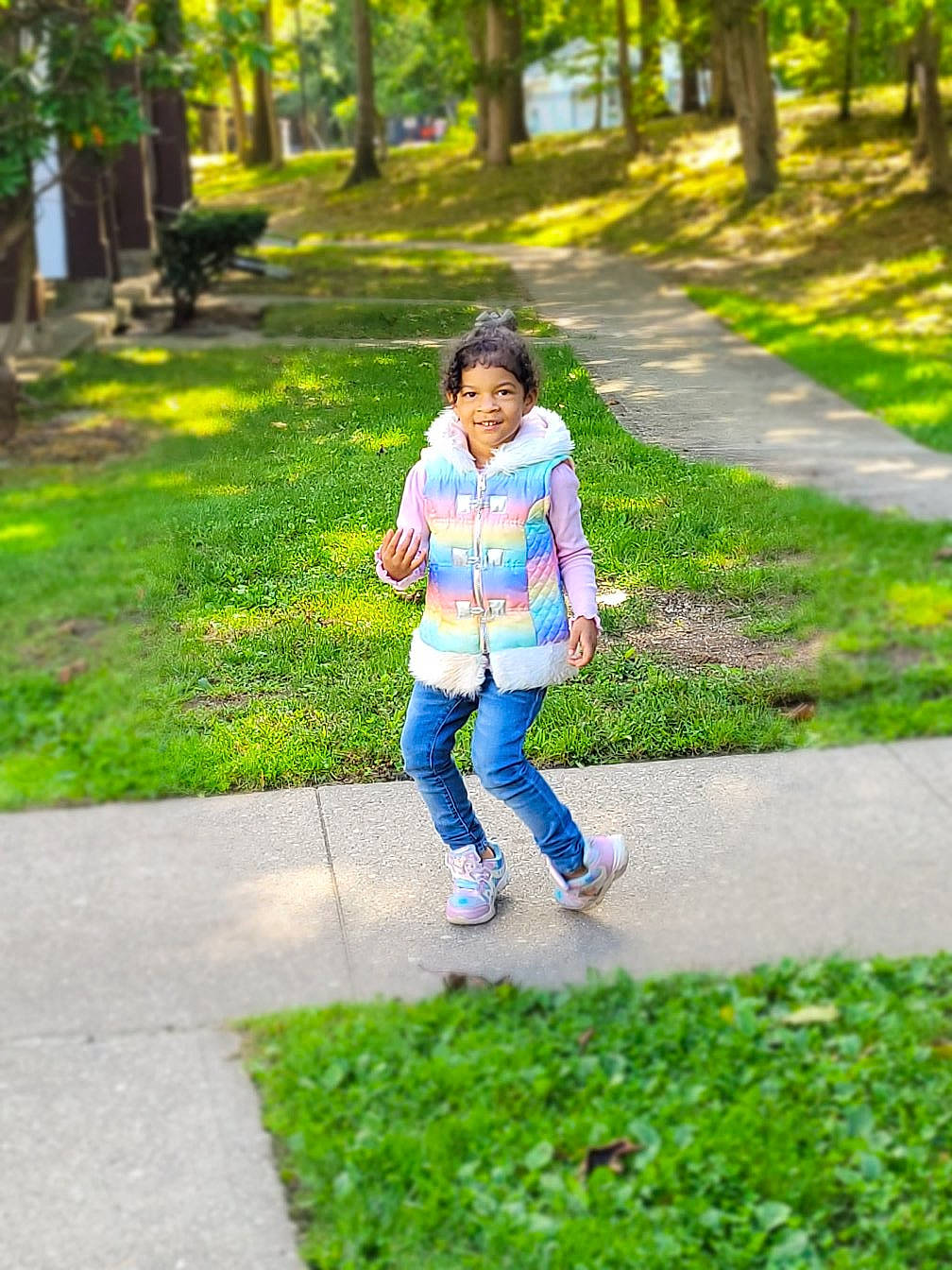 Amare is registered to the contest to win money with this photo: asphalt, child, denim, electric_blue, fun, grass, green, groundcover, happy, jeans, joy, landscape, leaf, leisure, people_in_nature, person, plant, recreation, road, sidewalk