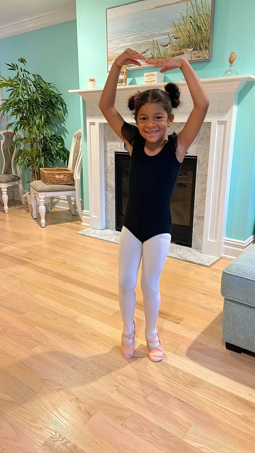 Amare is registered to the contest to win money with this photo: active_pants, floor, flooring, flowerpot, happy, hardwood, houseplant, joint, joy, knee, laminate_flooring, person, plant, shoulder, sleeve, smile, sportswear, t_shirt, thigh, waist