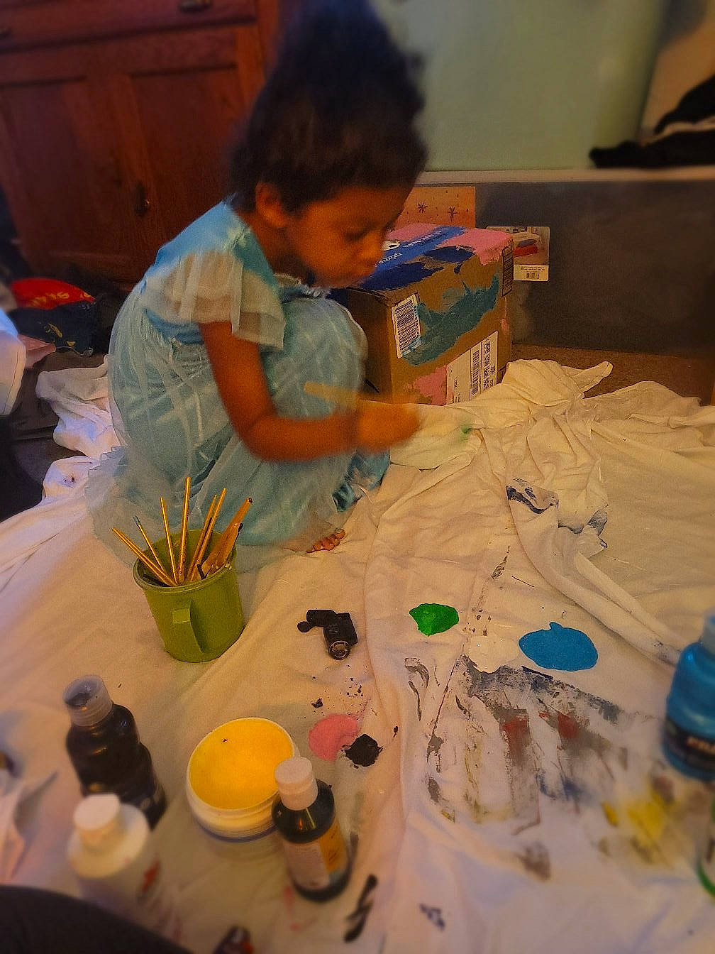 Amare is registered to the contest to win money with this photo: art, artist, child, child_art, cup, fashion_design, fun, glass, illustration, paint, person, plastic, play, room, science, sharing, t_shirt, table, tableware, toddler