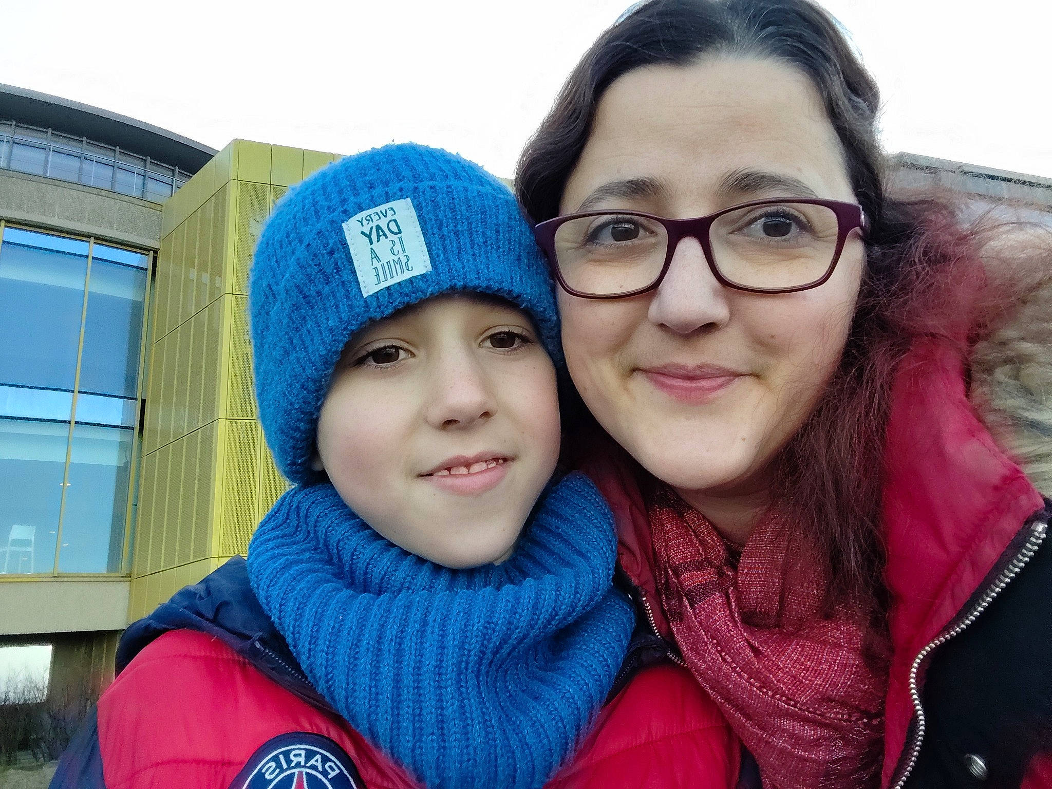 Maël participe au concours pour gagner de l'argent avec cette photo : cap, cool, electric_blue, eye, eyewear, fun, glasses, happy, headgear, headwear, joy, knit_cap, leisure, outerwear, person, selfie, smile, textile, travel, vision_care