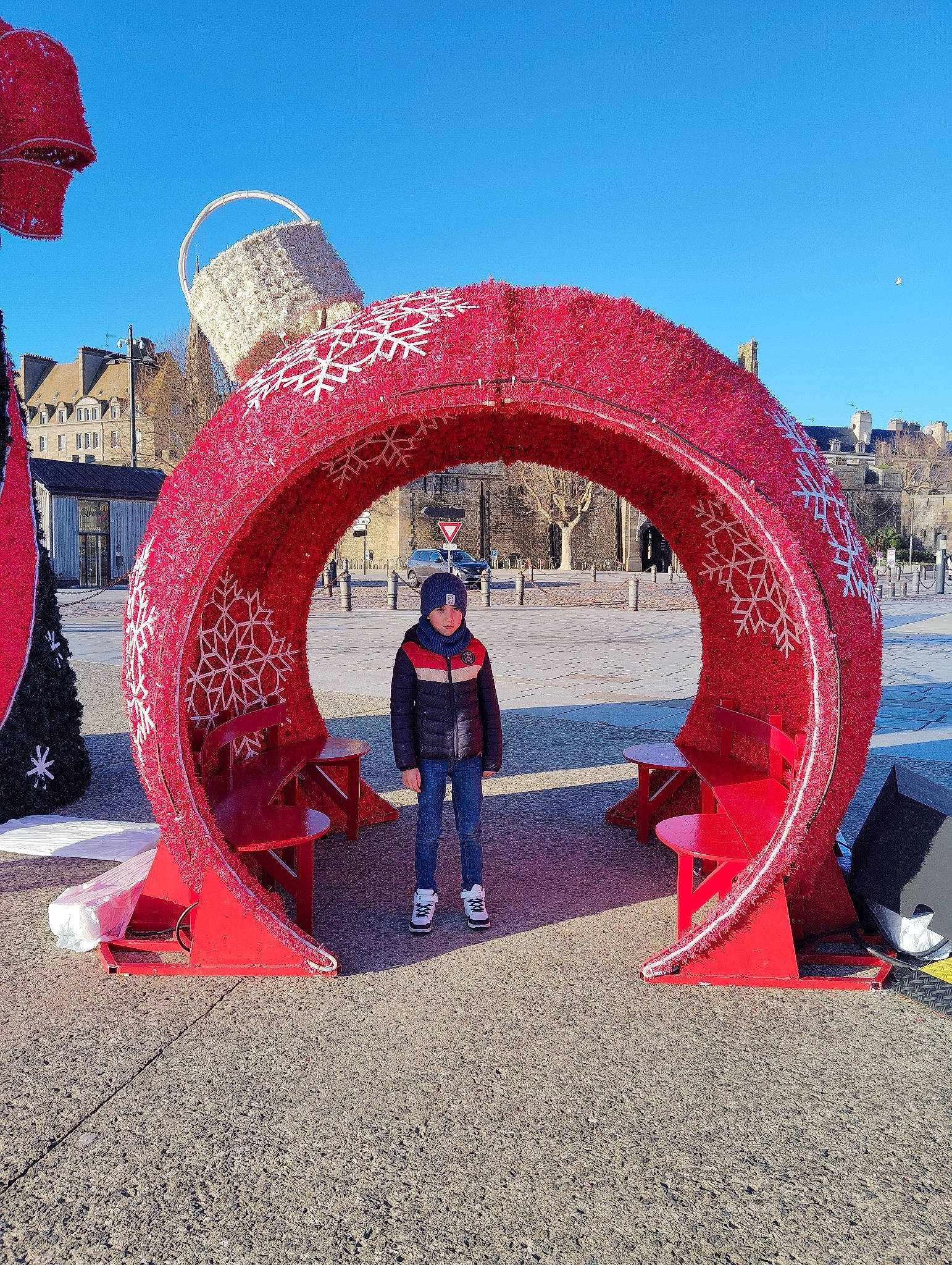 Maël a rejoint le concours — aidez-le/la à gagner de superbes lots ! arch, art, asphalt, carmine, circle, city, concrete, font, fun, headwear, leisure, pedestrian, person, recreation, red, sky, tourism, travel, winter